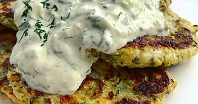 Cukinijų ir varškės blyneliai su tzatziki padažu 🥒