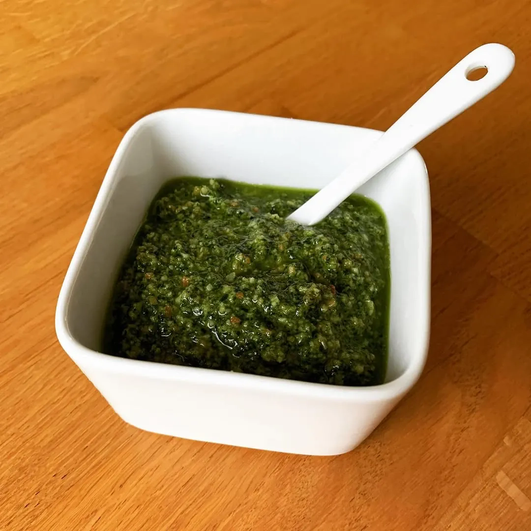 Bazilikų pesto padažas su česnaku, aliejumi ir saulėgrąžomis