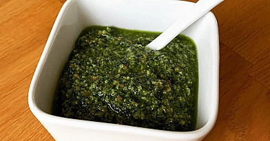 Bazilikų pesto padažas su česnaku, aliejumi ir saulėgrąžomis