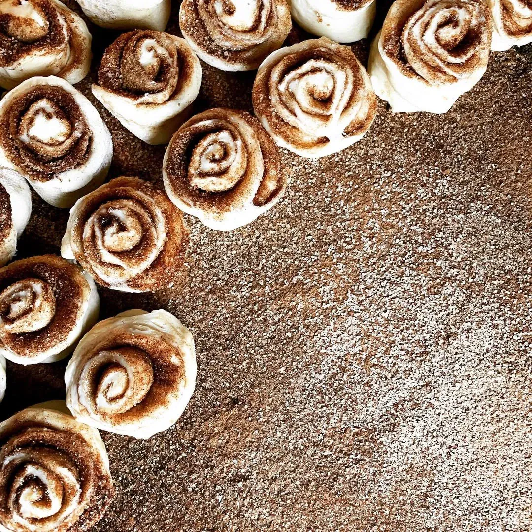 Legendinės cinamoninės bandelės su kreminio sūrio glajumi