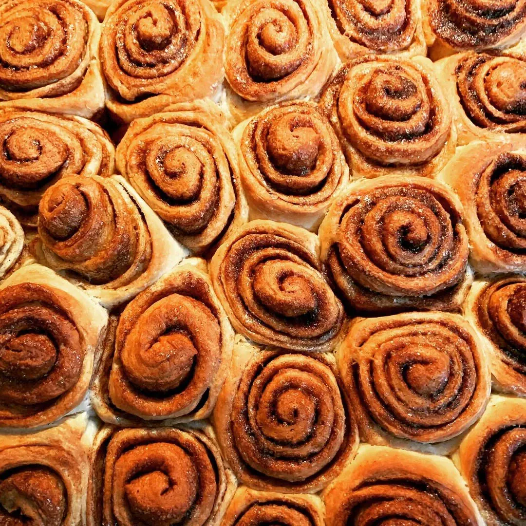 Legendinės cinamoninės bandelės su kreminio sūrio glajumi