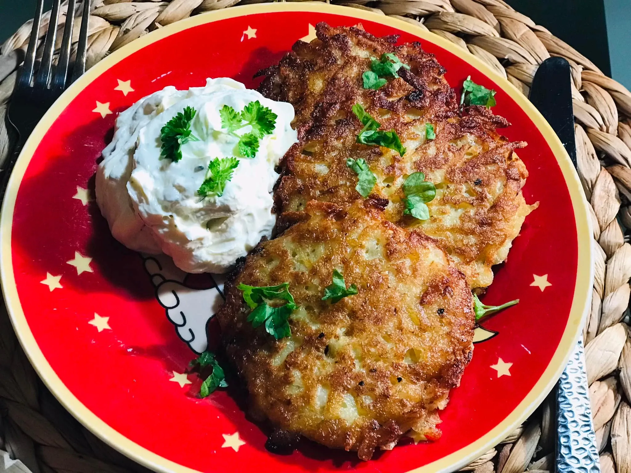 Mamos bulviniai blynai su fermentiniu sūriu, kepti keptuvėje