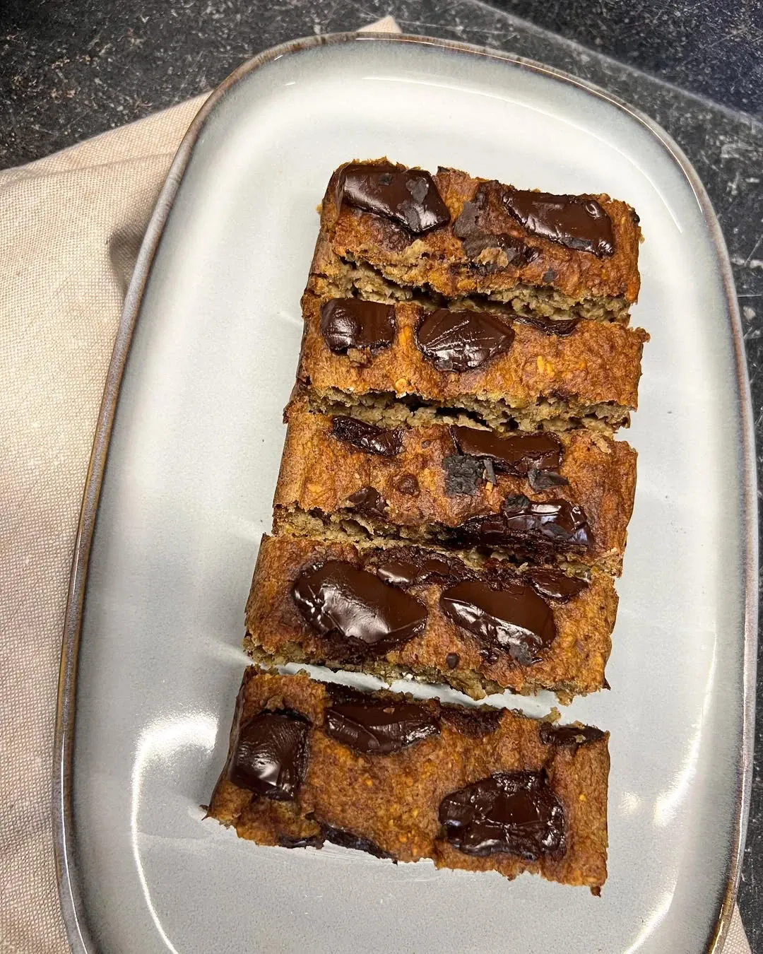 Bananų duona su riešutų sviestu ir šokoladu