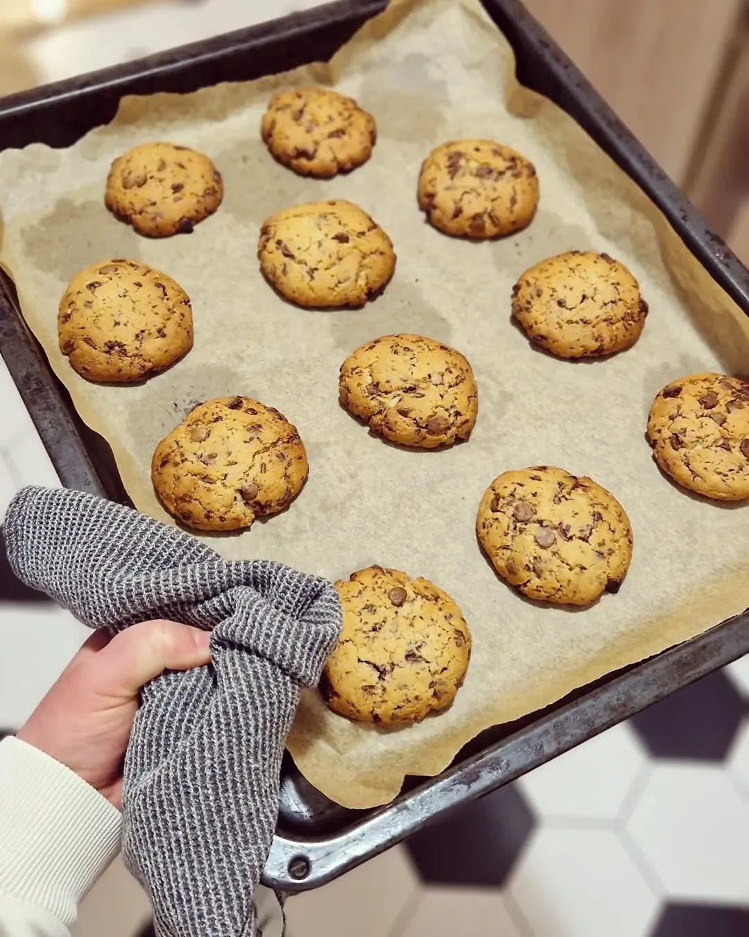 Sviestiniai amerikietiški naminiai sausainiai su šokolado gabaliukais