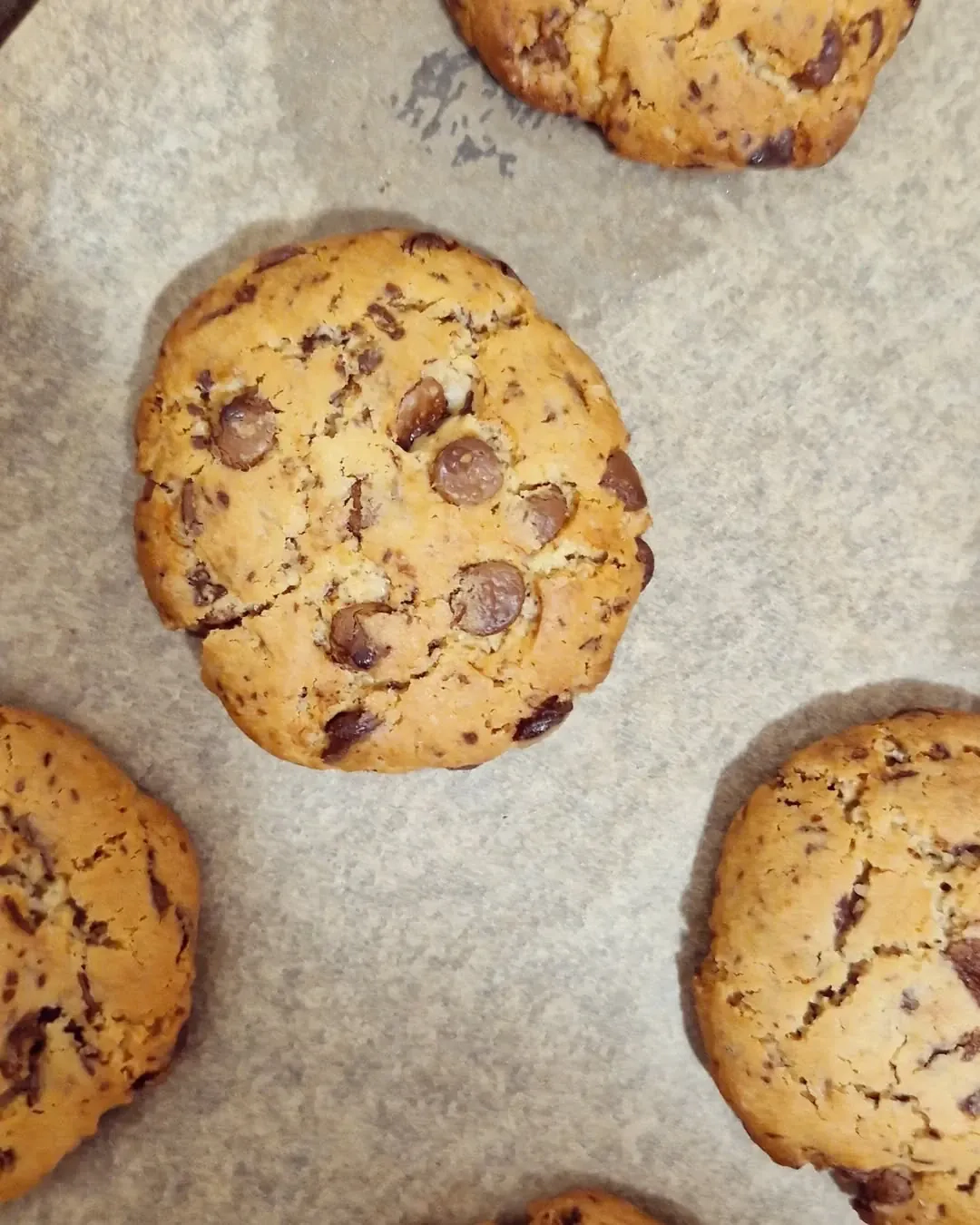 Sviestiniai amerikietiški naminiai sausainiai su šokolado gabaliukais