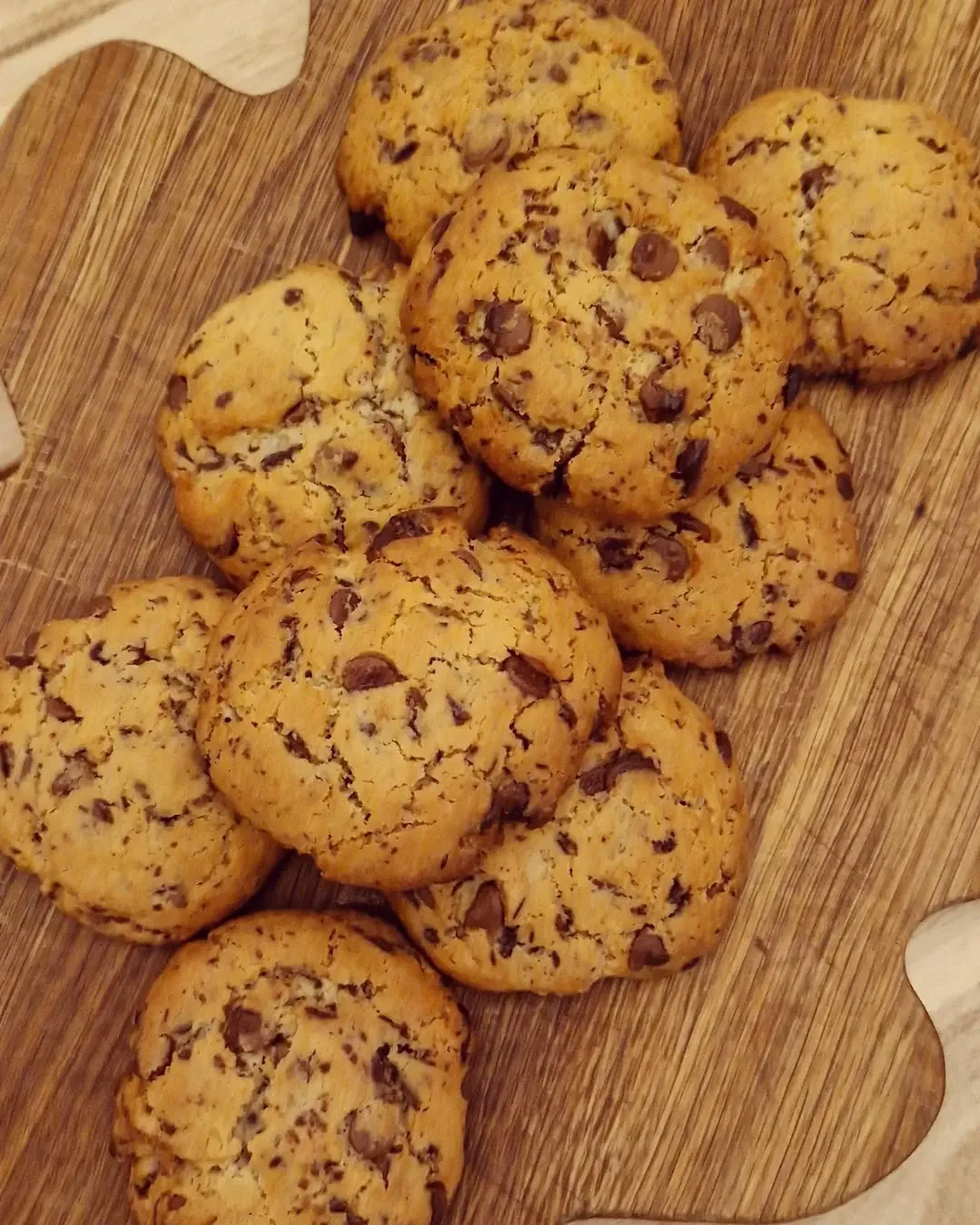 Sviestiniai amerikietiški naminiai sausainiai su šokolado gabaliukais