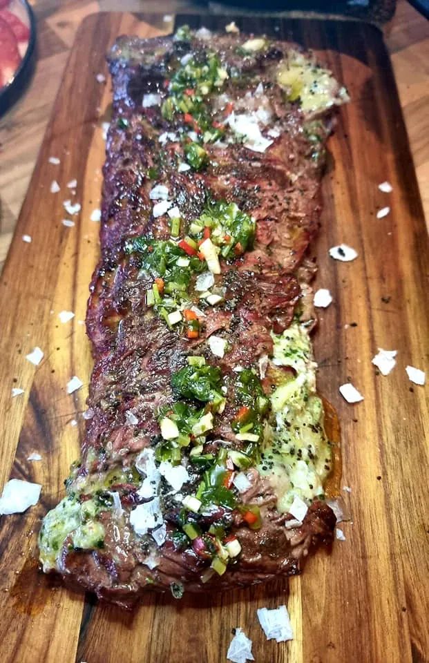 Jautienos bavette kepsnys su žaliu pesto ir sūriu
