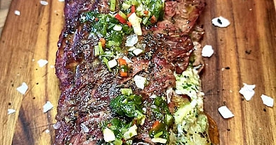 Jautienos bavette kepsnys su žaliu pesto ir sūriu