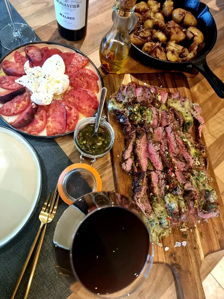 Jautienos bavette kepsnys su žaliu pesto ir sūriu