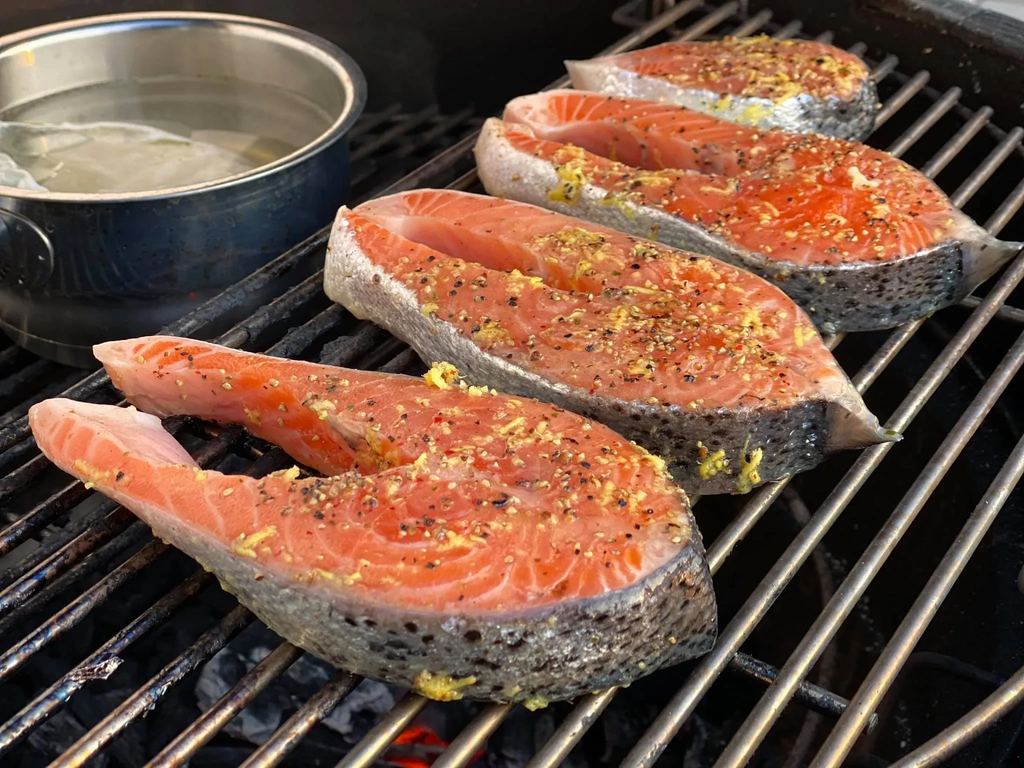 Grilyje kepta lašiša su medaus ir imbiero marinatu