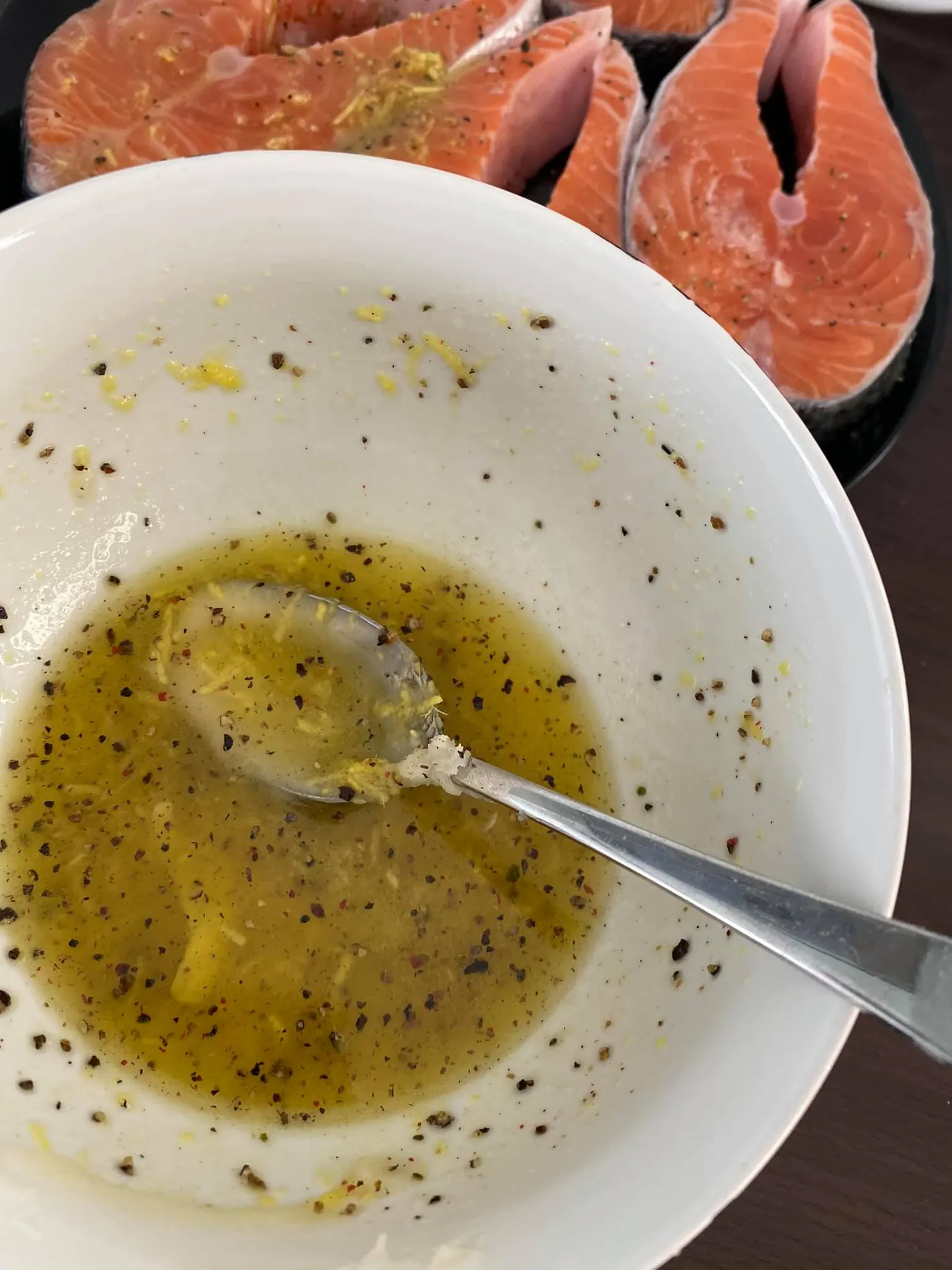 Grilyje kepta lašiša su medaus ir imbiero marinatu