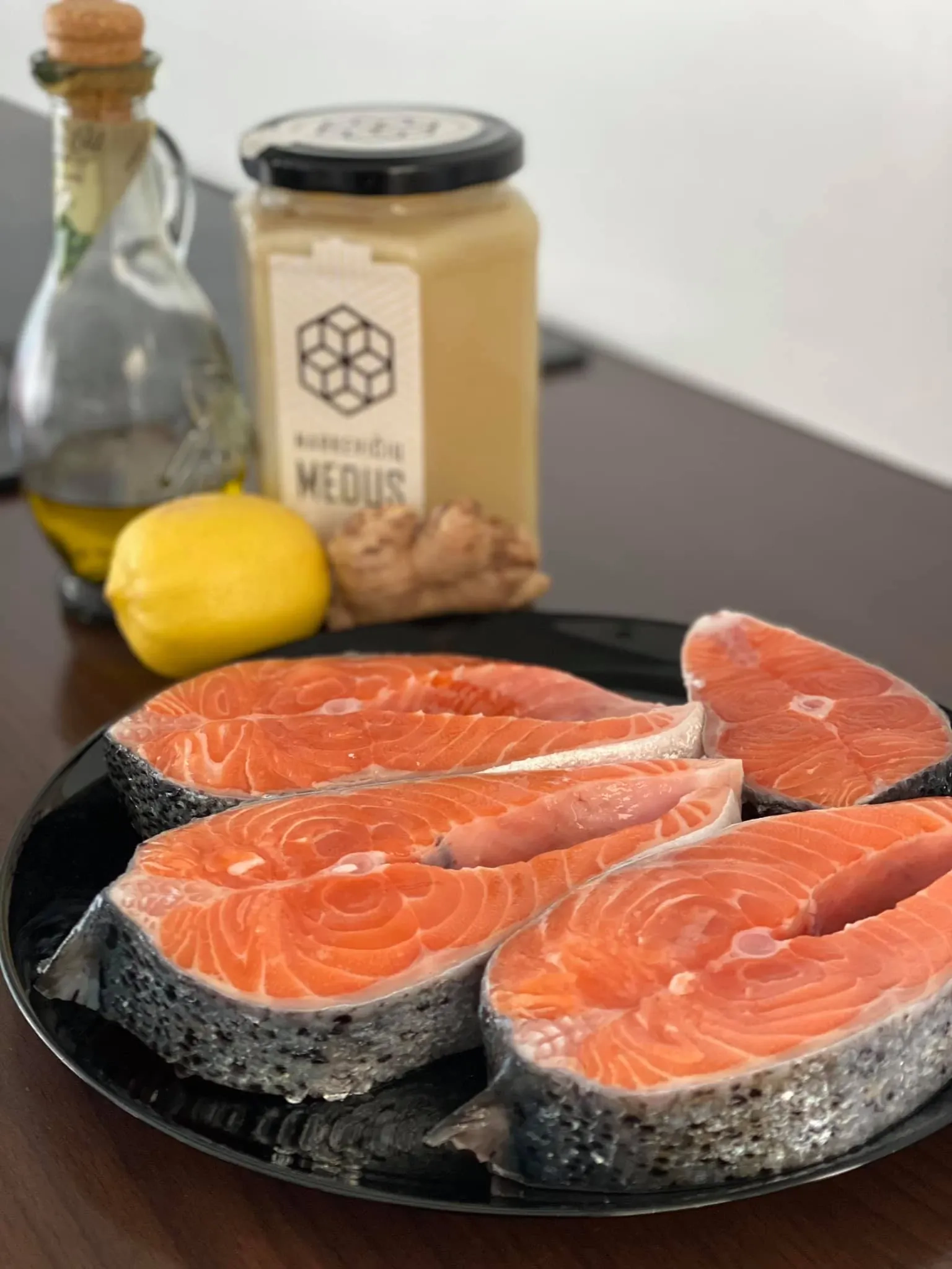 Grilyje kepta lašiša su medaus ir imbiero marinatu