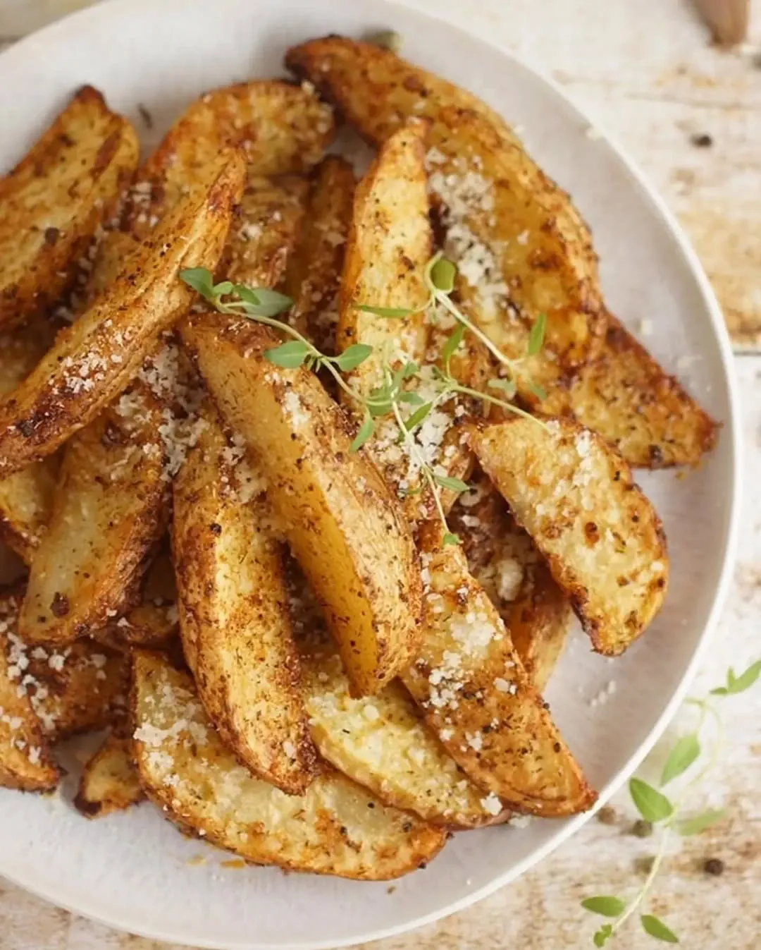 Orkaitėje keptos bulvės skiltelėmis prie šaltibarščių