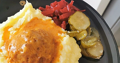 Mėsos tefteliai su ryžiais troškinti puode, su morkų ir svogūnų padažu