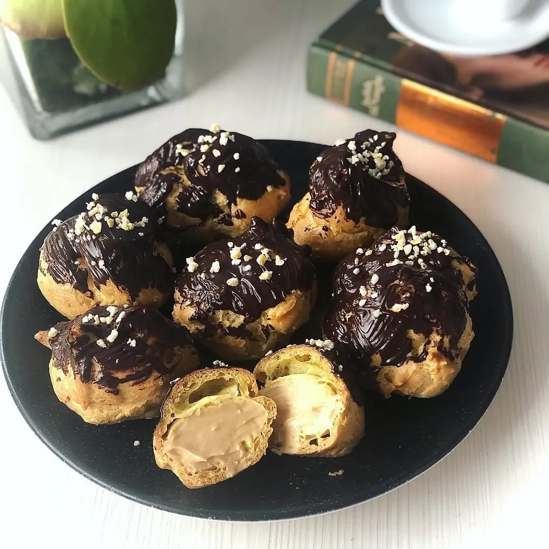 Eklerai su plikytu kremu ir šokoladu