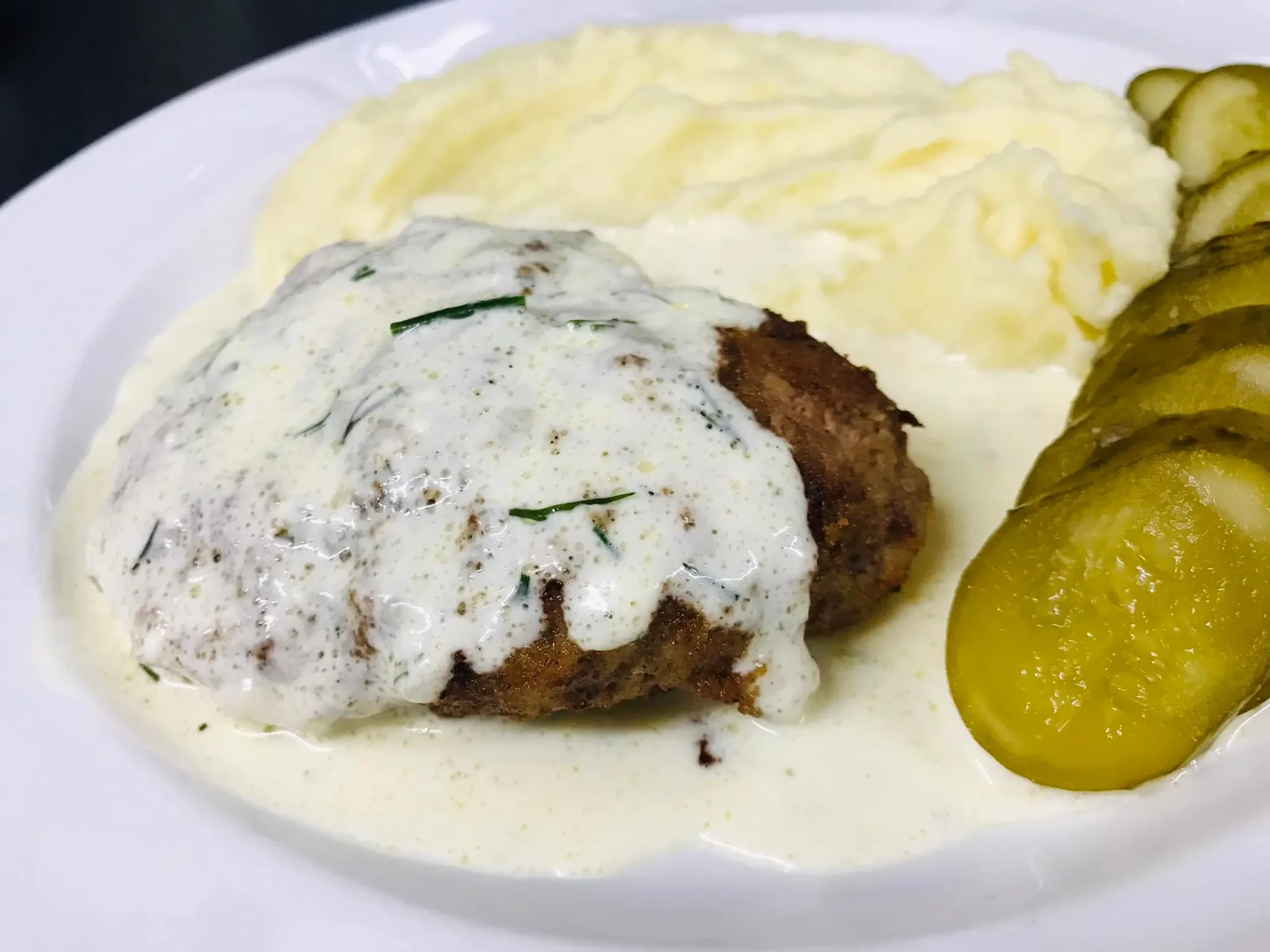 Senovinis šnicelis iš maltos mėsos kaip valgykloje