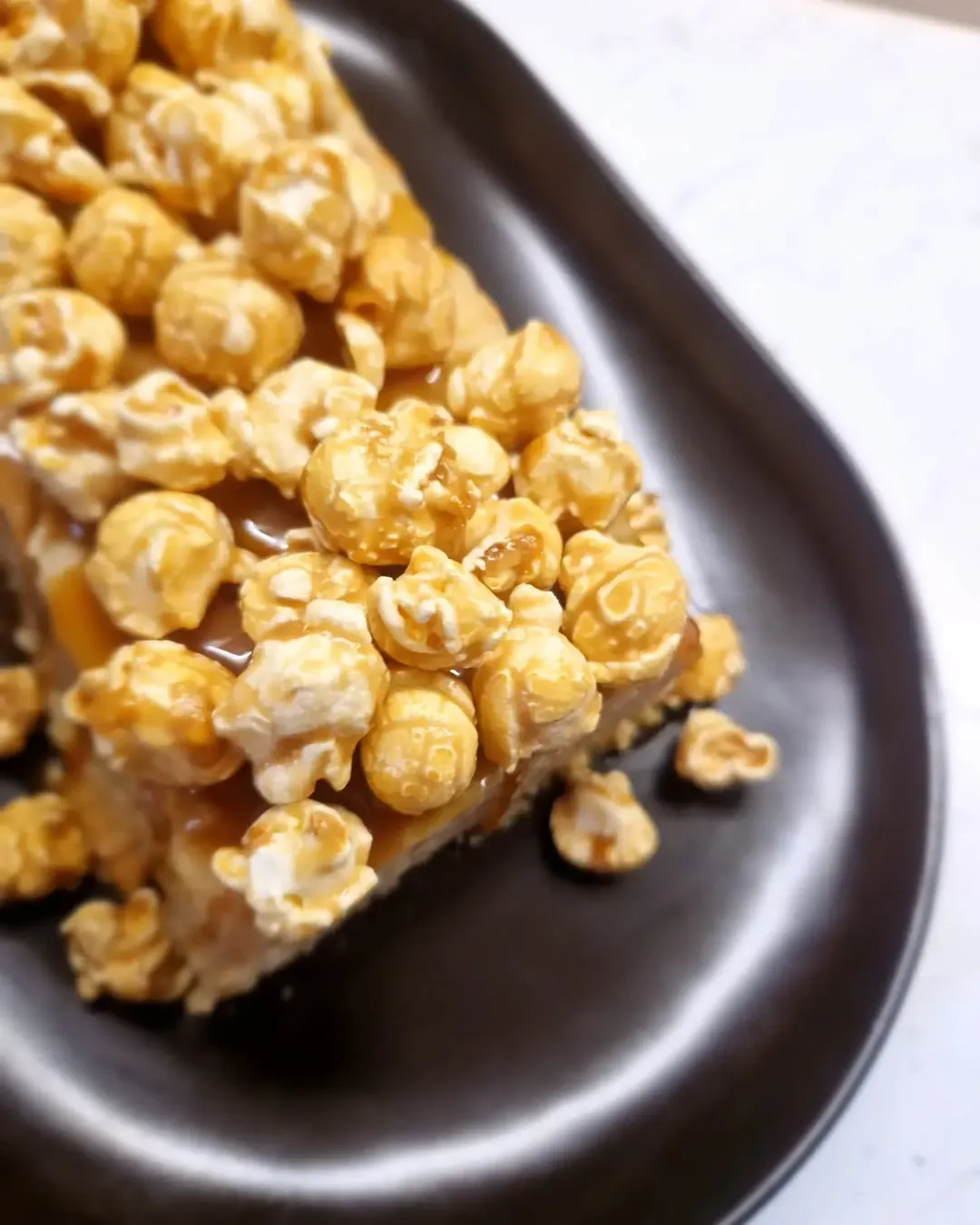 Baltas tinginys su sausainiais, sviestu ir kondensuotu pienu (be varškės)