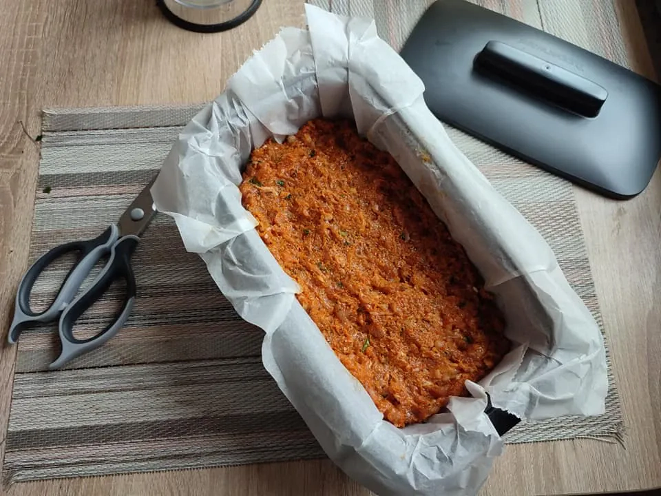 Drėgnas netikras zuikis iš jautienos su morkomis, bulvėmis ir batonu