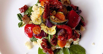 Bulgur kruopos su orkaitėje keptomis daržovėmis
