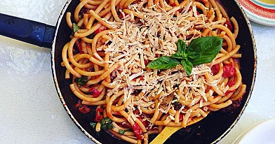 Makaronai su rūkytais lašinukais ir pomidorų pasta