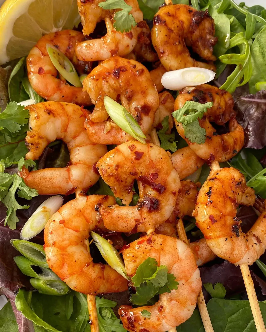 Kokosų piene, česnakuose ir sojos padaže marinuotų krevečių vėrinukai