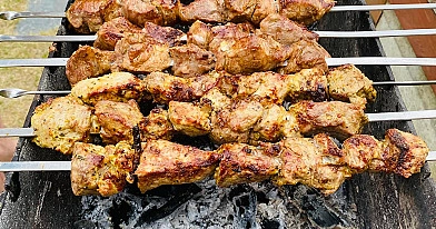Kiaulienos sprandinės šašlykas marinuotas su arbatžolėmis ir svogūnais