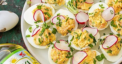 Įdaryti kiaušiniai su morkų ir paprikų įdaru