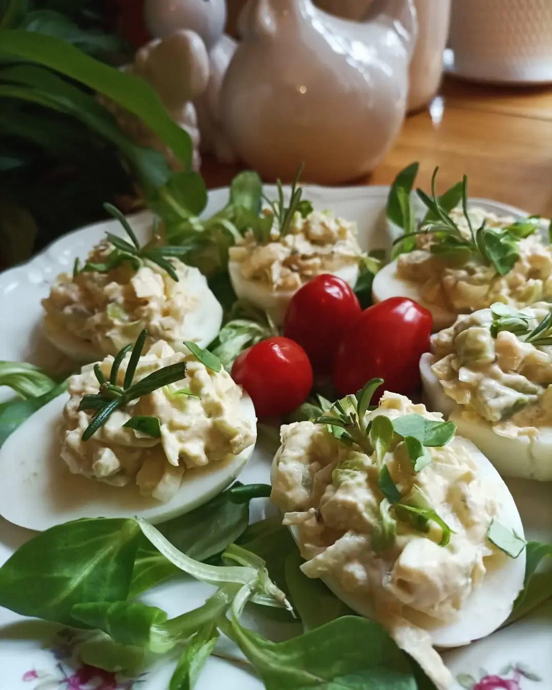 Įdaryti kiaušiniai su tunu, mėlynaisiais svogūnais ir garstyčiomis
