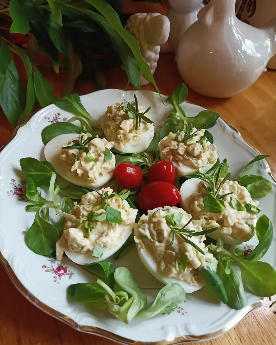 Įdaryti kiaušiniai su tunu, mėlynaisiais svogūnais ir garstyčiomis