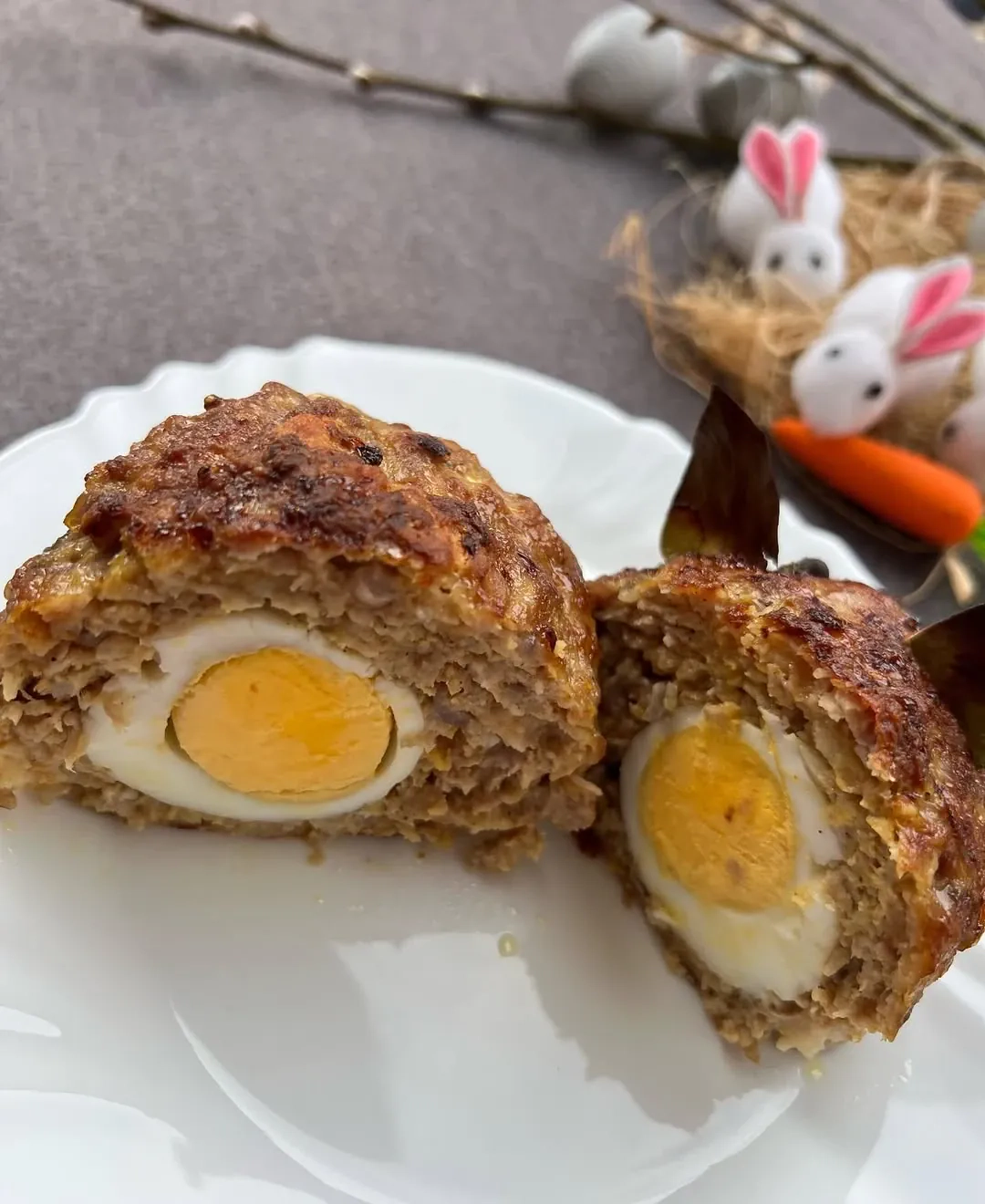 Netikras zuikis su kiaušinių ir špinatų įdaru