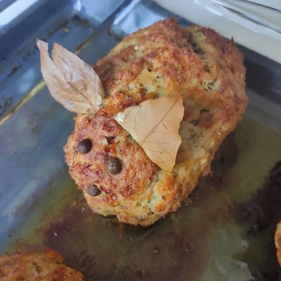 Netikras zuikis su kiaušiniais ir porais