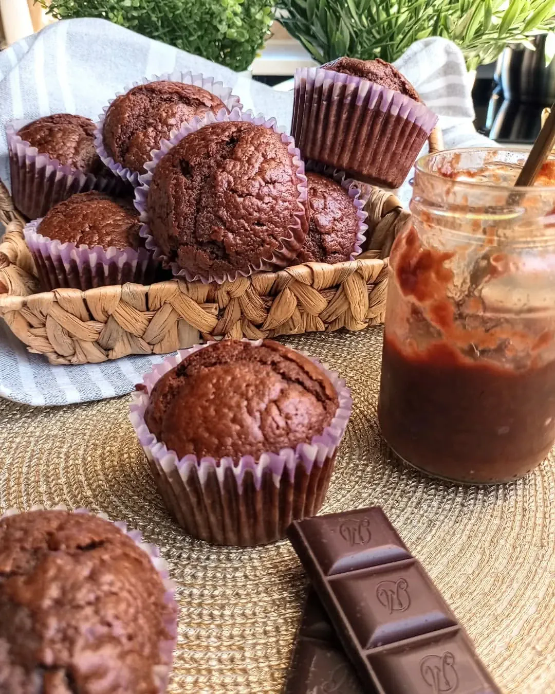 Paprasti ir drėgni kakaviniai keksiukai su aliejumi