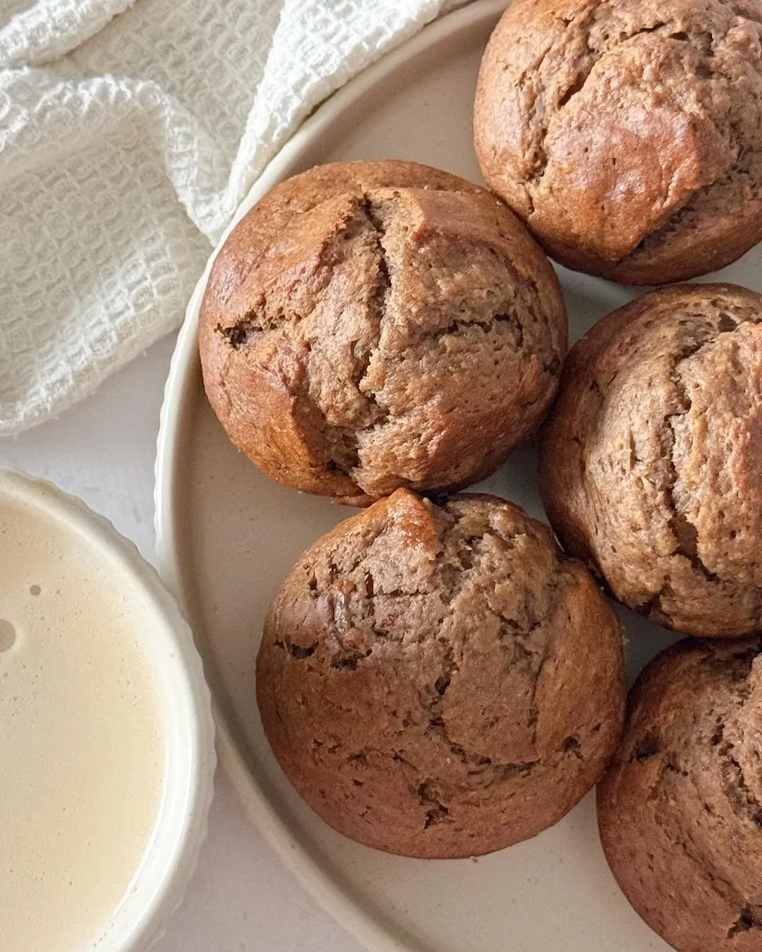 Paprasti sutirštinto pieno keksiukai su kepimo milteliais