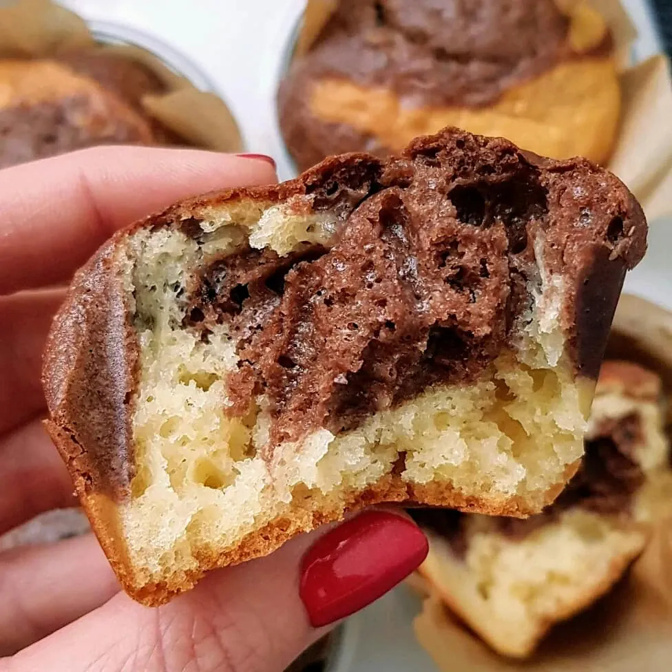 Purūs ir drėgni marmuriniai kavos keksiukai, ruošti su pienu