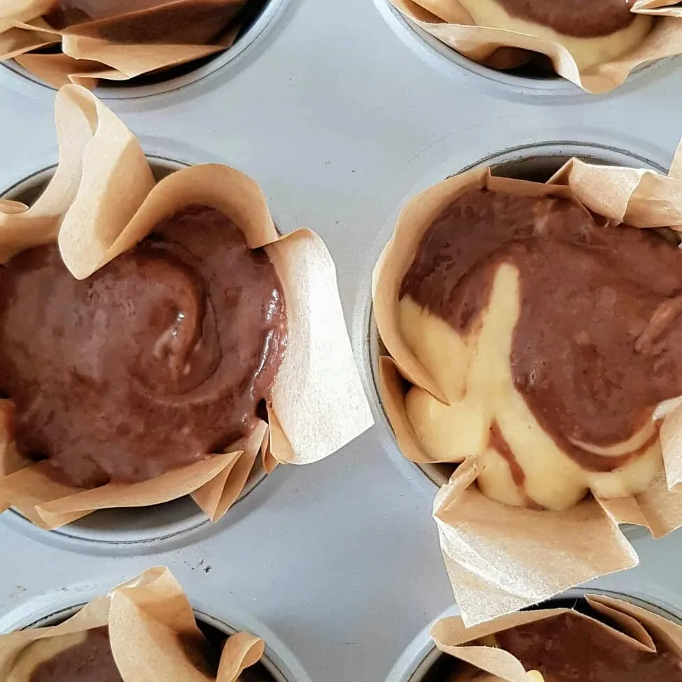 Purūs ir drėgni marmuriniai kavos keksiukai, ruošti su pienu