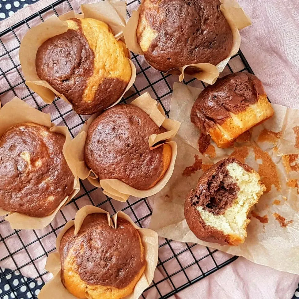 Purūs ir drėgni marmuriniai kavos keksiukai, ruošti su pienu