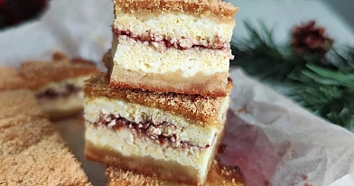 Trupininis pyragas su varške ir mėlynių uogiene