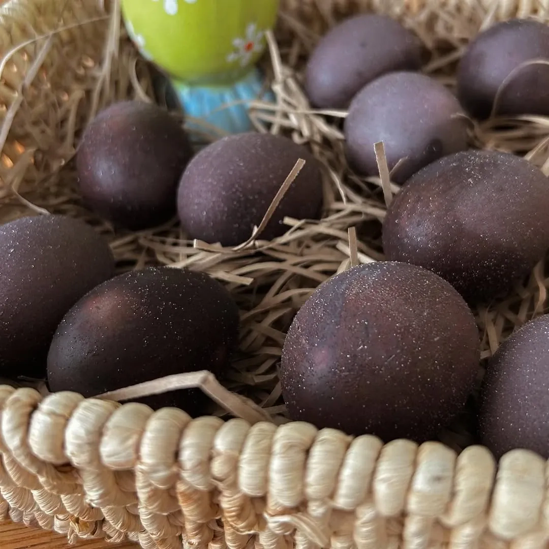 Greitai nudažyti kiaušiniai su raudonu vynu