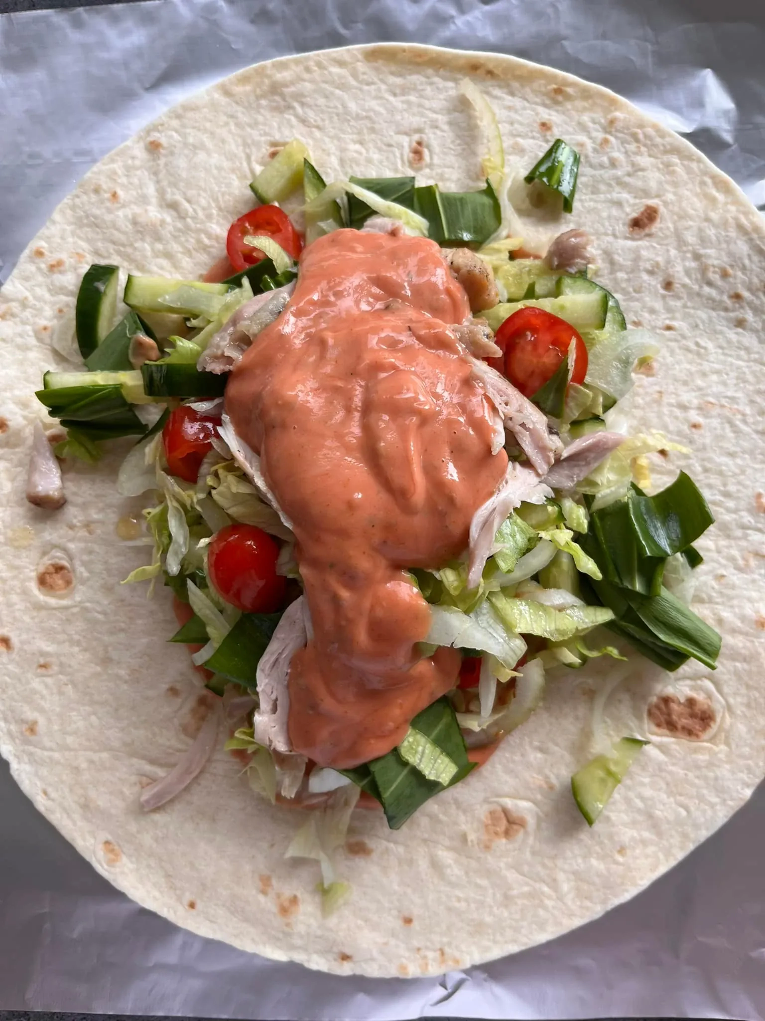 Tortilijos suktinukai su mėsa, meškiniu česnaku ir padažu