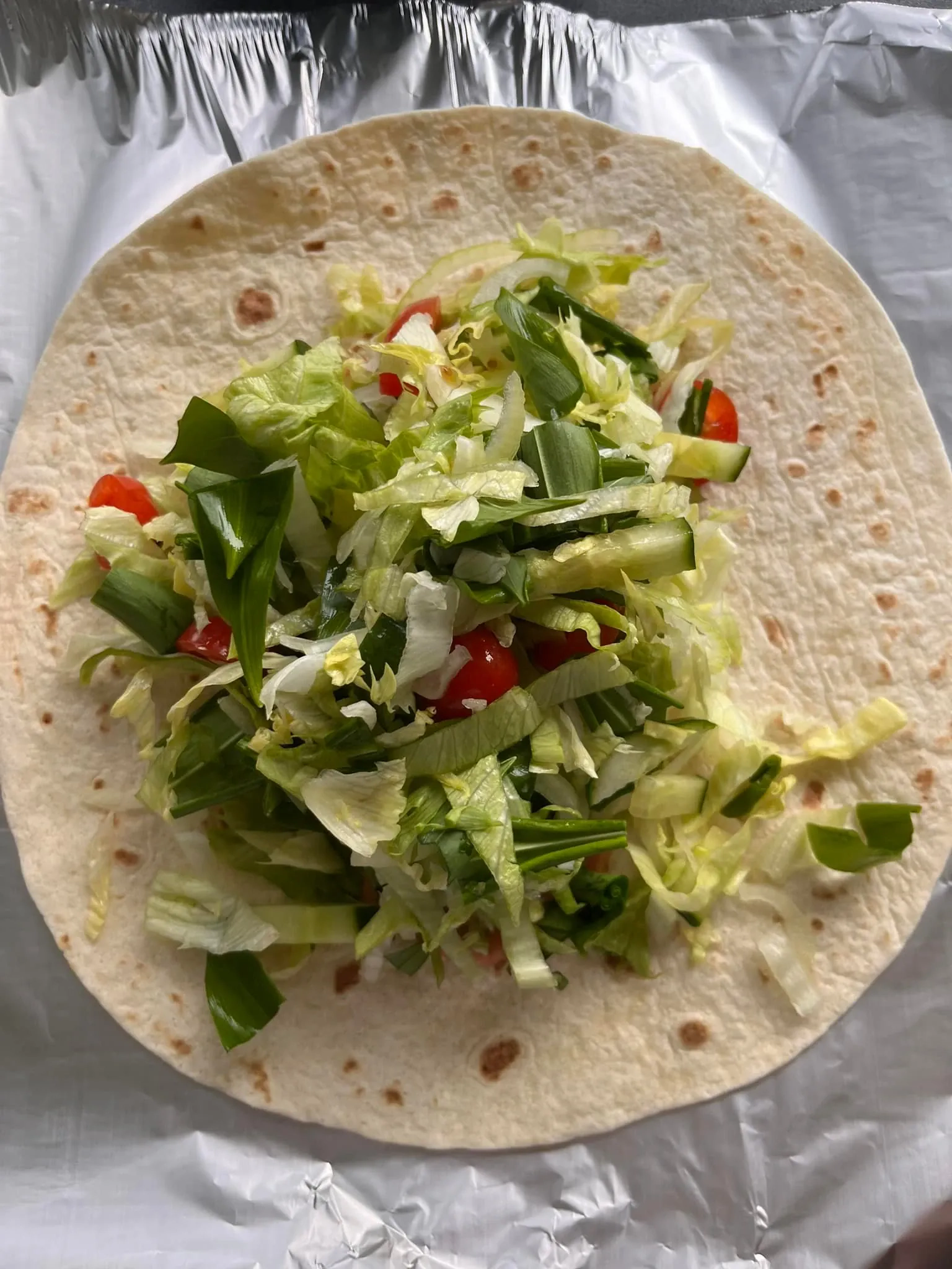 Tortilijos suktinukai su mėsa, meškiniu česnaku ir padažu