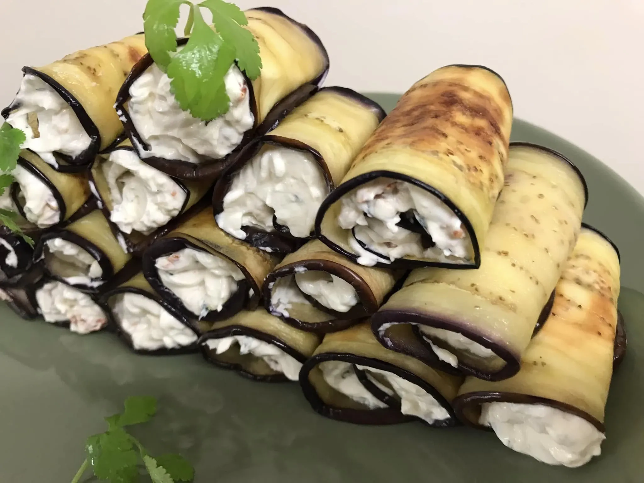 Baklažanų suktinukai su tepamu varškė sūriu ir džiovintais pomidorais 🍆