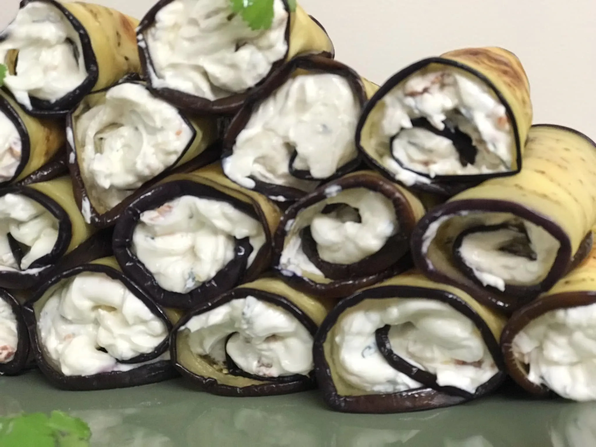 Baklažanų suktinukai su tepamu varškė sūriu ir džiovintais pomidorais 🍆