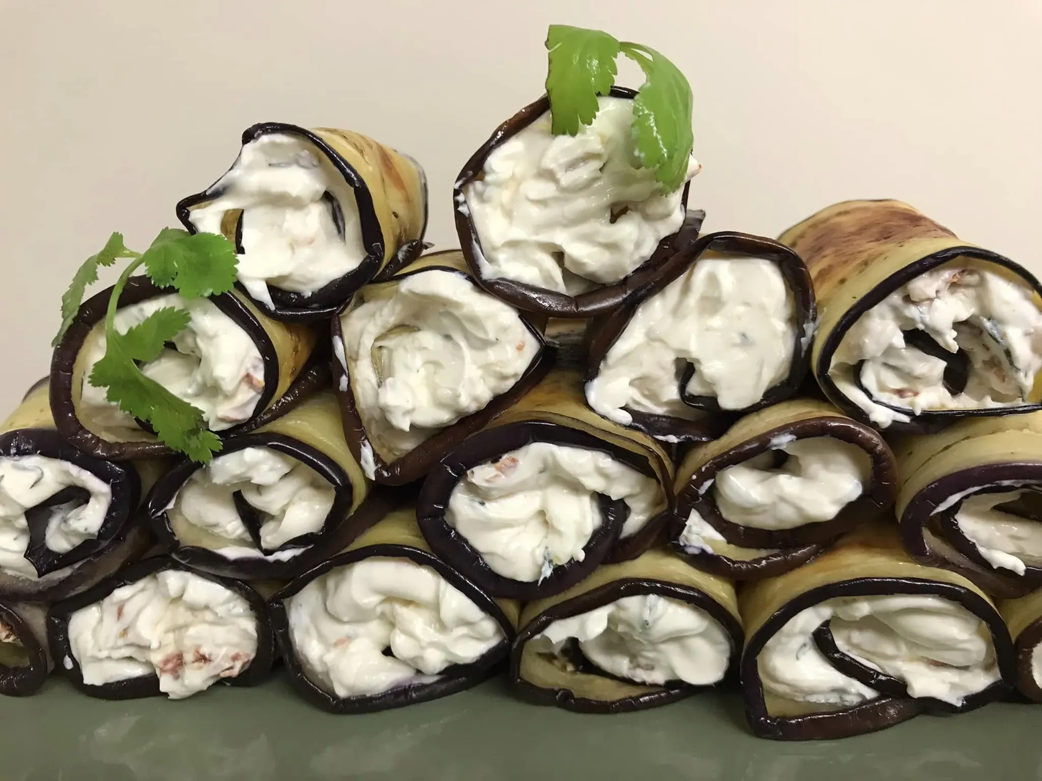 Baklažanų suktinukai su tepamu varškė sūriu ir džiovintais pomidorais 🍆