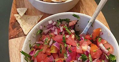 Meksikietiškos pomidorų ir paprikų salotos - Salsa "Pico de gallo"