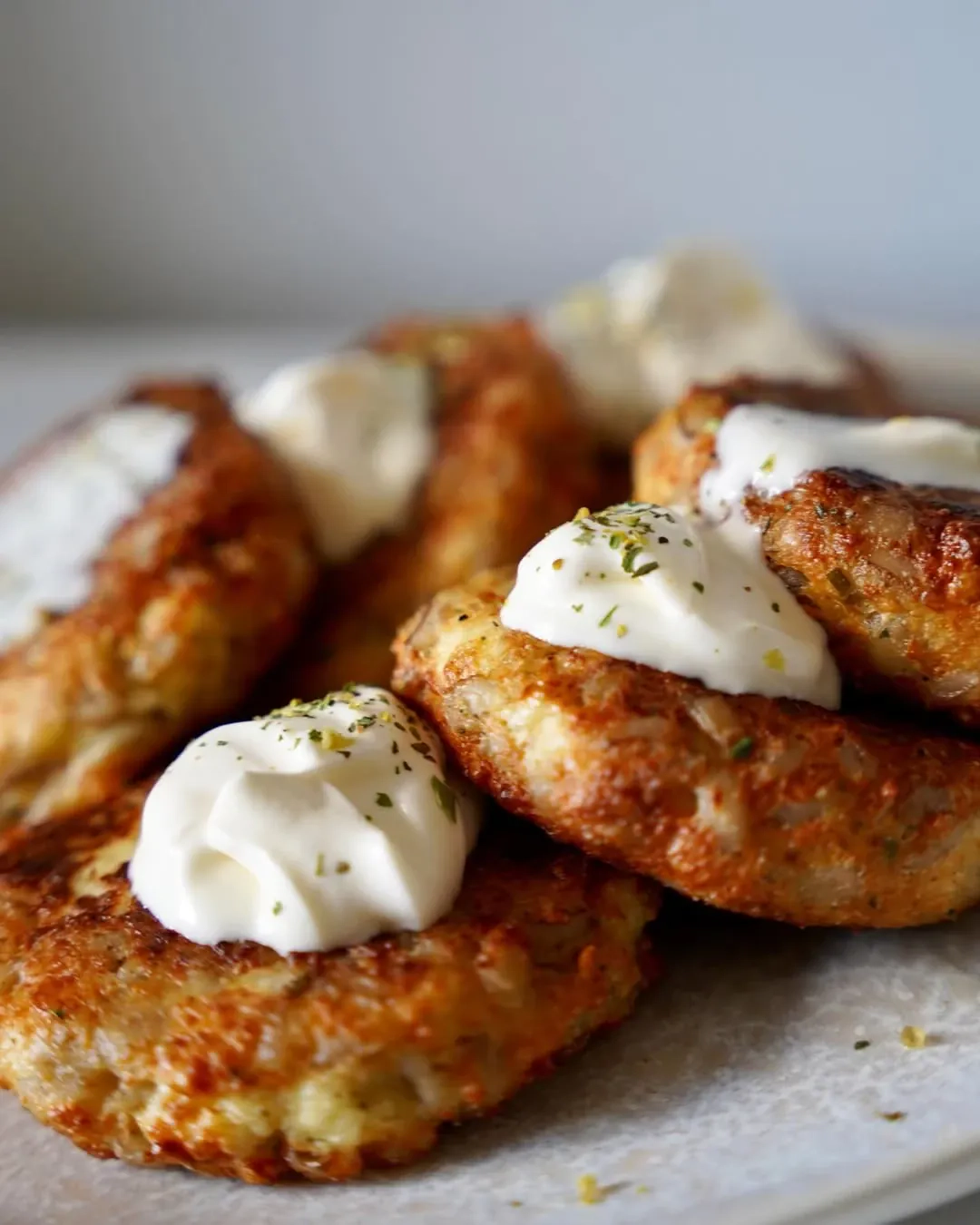 Perlinių kruopų, džiūvėsėlių ir varškės kotletai su kiaušiniais