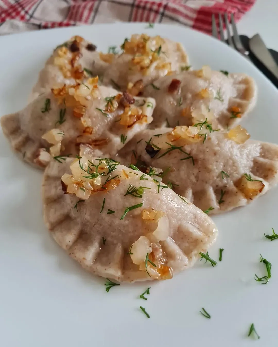 Virtiniai su virtų bulvių, svogūnų ir pievagrybių įdaru