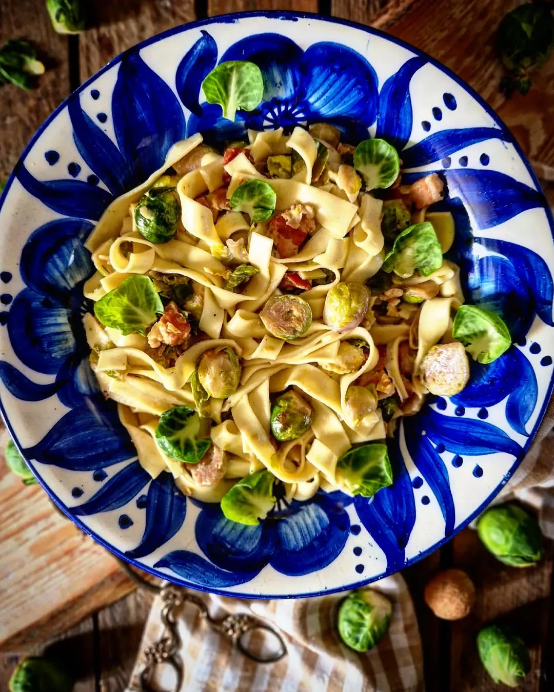 Makaron tagliatelle z brukselką i boczkiem