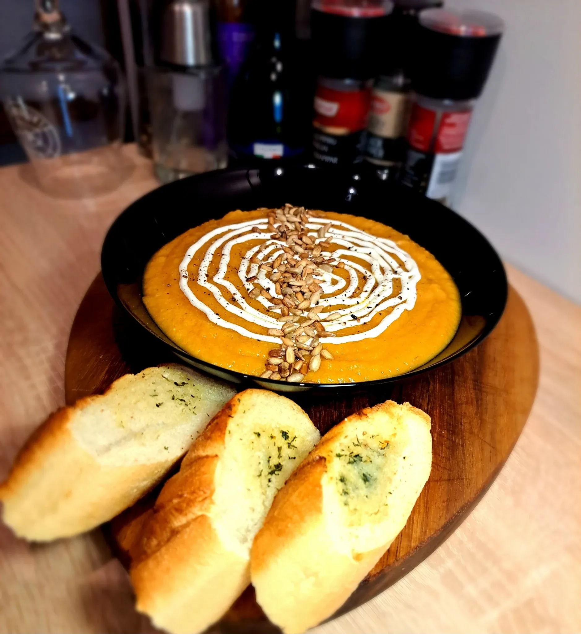 Trinta saldžiųjų bulvių sriuba su daržovėmis ir saulėje džiovintais pomidorais