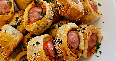 Greitos sluoksniuotos tešlos, vieno kąsnio bandelės su dešrelėmis