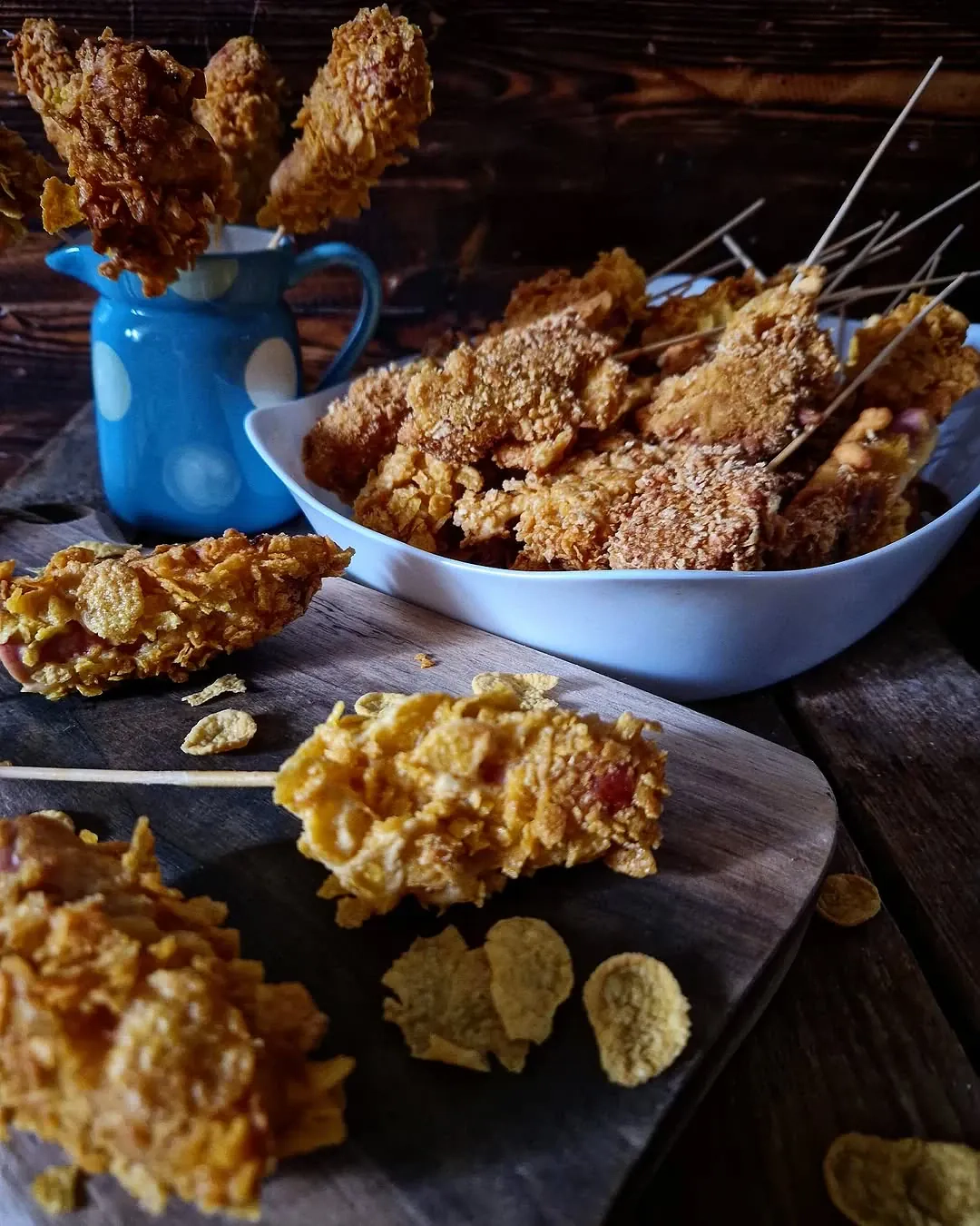 Chrupiące corn dogi w płatkach kukurydzianych